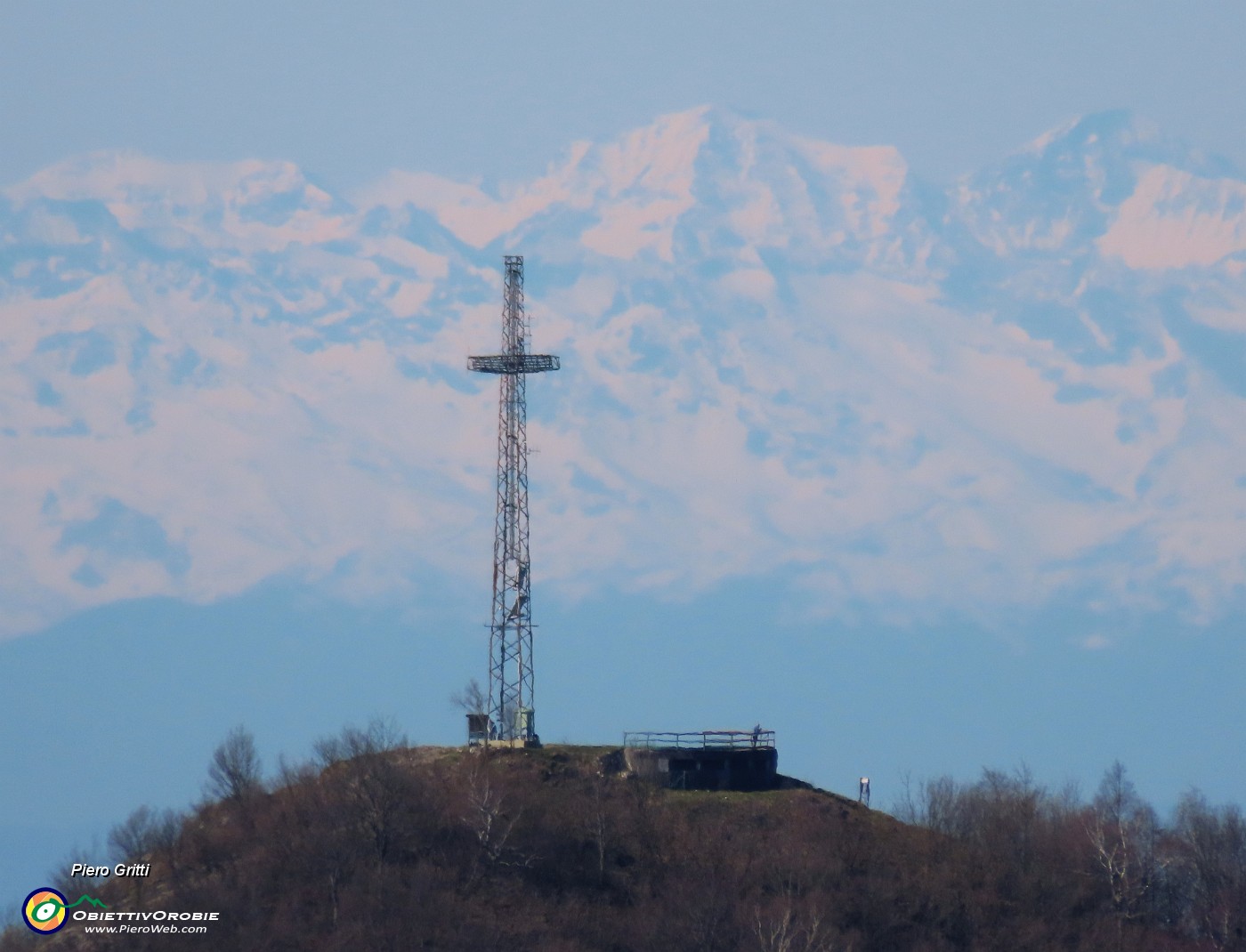 50 Maxi zoom sulla croce del Canto alto (1146 m) che si stagglia sullo sfondo delle Alpi innevate.JPG